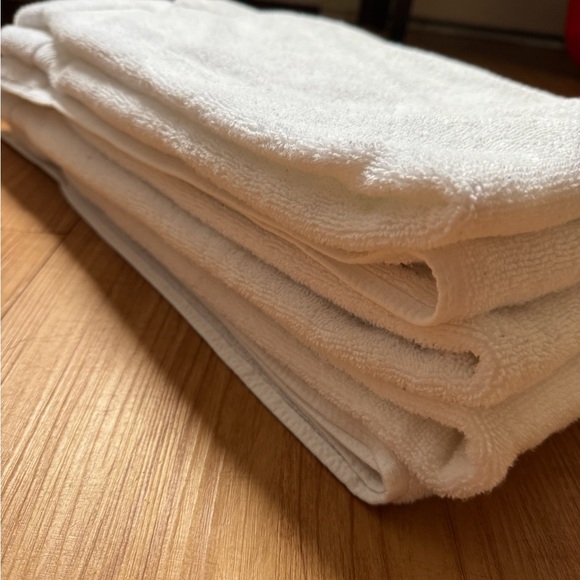 5 Utopia White Bath Towels - Picture 4 of 6